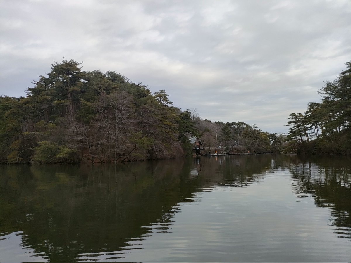 Dr_LEO_LABO's tweet photo. 12月21日ハミングバード通天湖にボート釣りにチャレンジ！
既に雪が積もっています(笑)
ディープクラピーで大物HITしたのですが釣り上げる直前に痛恨バラシ💦その後は底物ルアーのシャインライドで連発HITですが、ロストしてあえなく終焉...
来年また来ます〜♪
#管理釣り場 
#トラウト https://t.co/9N0wXXDUQg