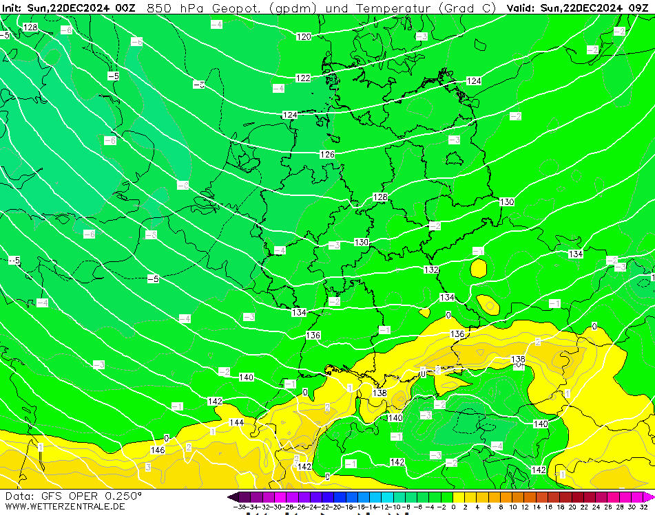 Alpenweerman's tweet photo. Met het #warmtefront en de opstekende ZW hoogtestroming kon ten noorden vd #Alpenhoofdkam veel zachtere lucht binnenstromen. Op 850 hPa (1500m) steeg het kwik tot 2 a 3 graden en aan de grond in het Alpenvoorland tot lokaal 11°C en viel de neerslag in vloeibare vorm. Het "koude reservoir" in de inneralpine regionen (Wallis, Graubünden) en aan de zuidkant kon zich tot dusver door het uitblijven vd wind nog goed houden met vorst en sneeuw tot in de dalen