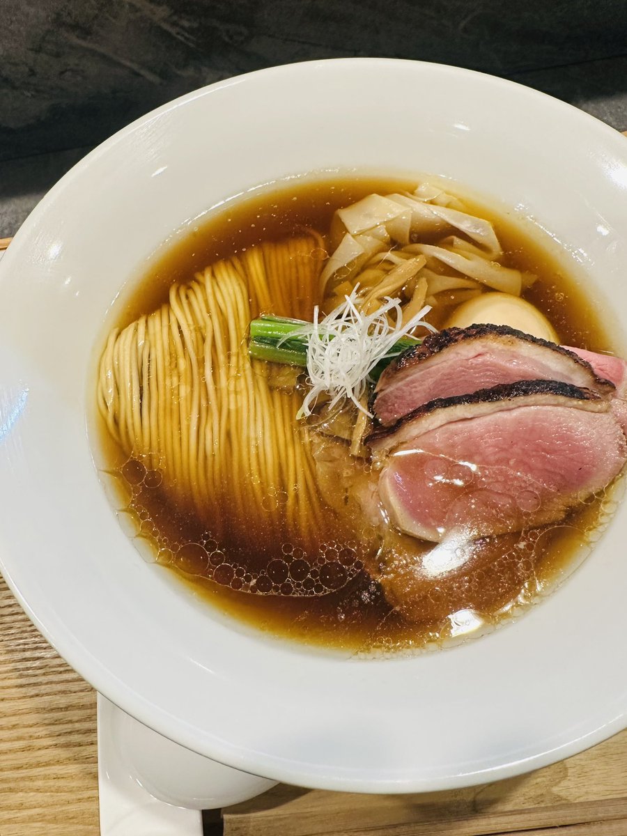 t_kun0107's tweet photo. 曙橋駅から歩いてラーメン🍜
美味しかった‼️寒い中並んでよかった
#RAMEN_MATSUI #ラーメン
#百名店 https://t.co/rRt7PMclqu