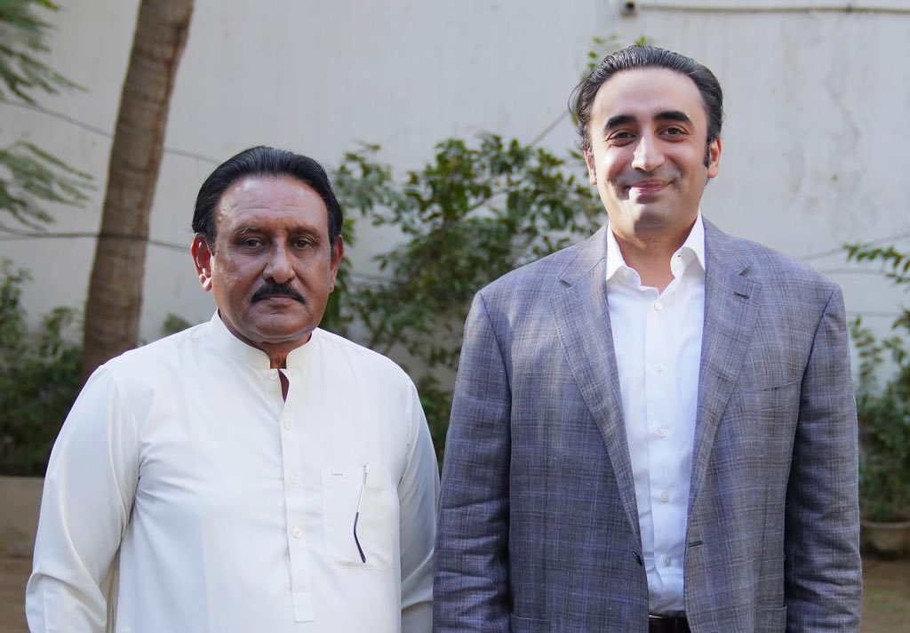 Jeay Bhutto Jeay Bilalani 🇱🇾

کراچی: پاکستان پیپلزپارٹی کے چیئرمین بلاول بھٹو زرداری سے تھرپارکر سے رکن سندھ اسمبلی فقیر شیر محمد بلالانی نے بلاول ہاؤس میں ملاقات کی، اس موقع پر مٹھی کے عوامی مسائل اور ان کے حل پر بریفنگ دی گئی۔
<a href="/BBhuttoZardari/">Bilawal Bhutto Zardari</a> 
<a href="/BilalaniRaja1/">Raja Bilalani</a> 
<a href="/FBilalani/">Faqeer faisal Bilalani</a>