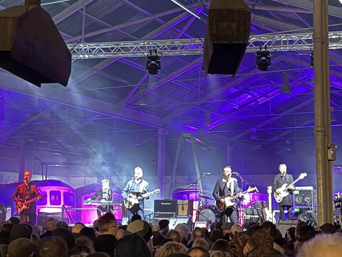 Thank you <a href="/RichardHawley/">richardhawley</a> for warming us all up at a packed <a href="/barrowhill41/">BarrowHillRoundhouse</a> last night. It was a lovely treat leading up to the festive holiday.