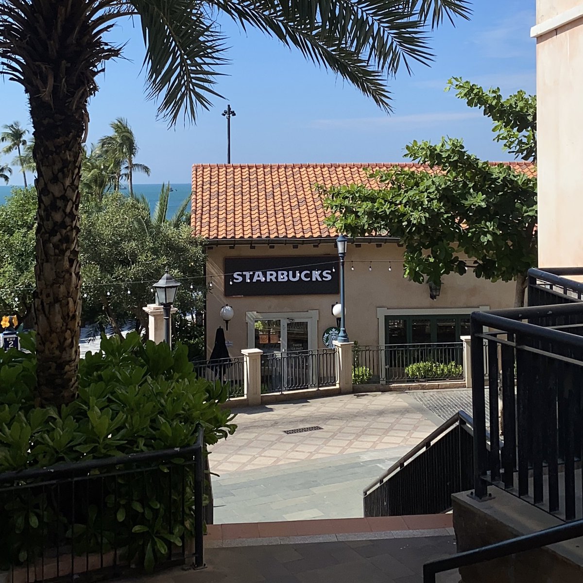 Phu Quoc มันเริ่ด!
แต่อย่าว่างั้นงี้นะ กูน่าจะแต่งตัวโป๊สุดในเกาะและ 😆