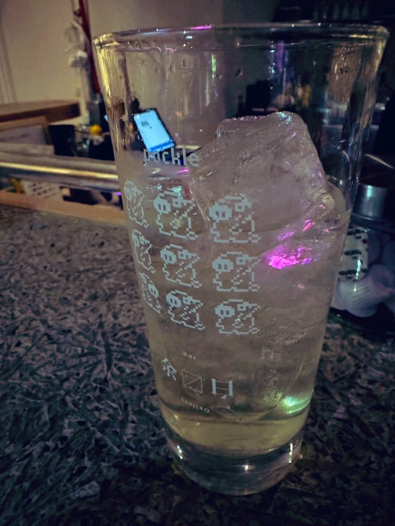 自家製レモンサワーいただきました🍋
美味しかった〜🦈

Gallery Bar 余〼白(<a href="/artbaryohaku/">余〼白</a> )