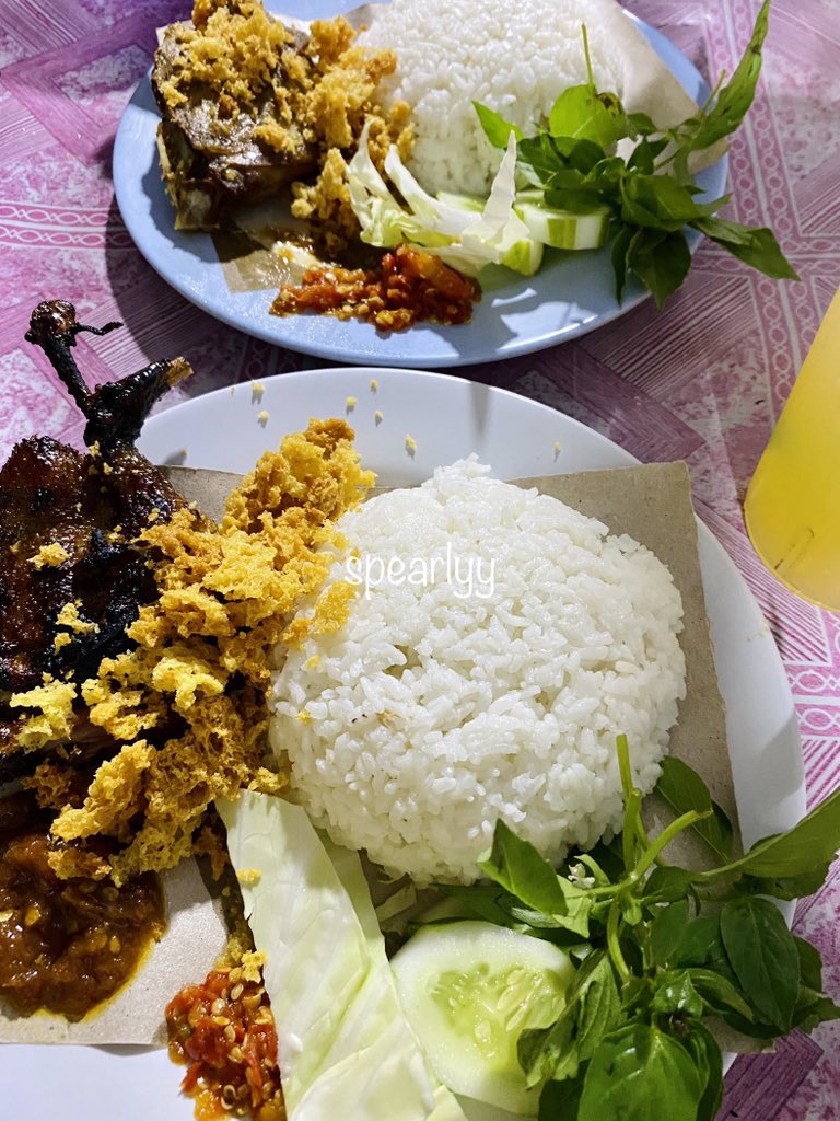 spearlyy's tweet photo. BEBEK? TERENAK? DI SOLO?

— emang di solo ada bebek yang enak? bahkan enak banget? ADA! wajib coba dulu bebek yang satu ini! apakah sudah terlihat menggoda seperti cewe idamanmu itu? PASTI UDAH LAH YA. ketik 1 jika kalian ngiler (…)

#placetogosolo #icapicipwithia #reviewbyia https://t.co/dXNCCrGbxs