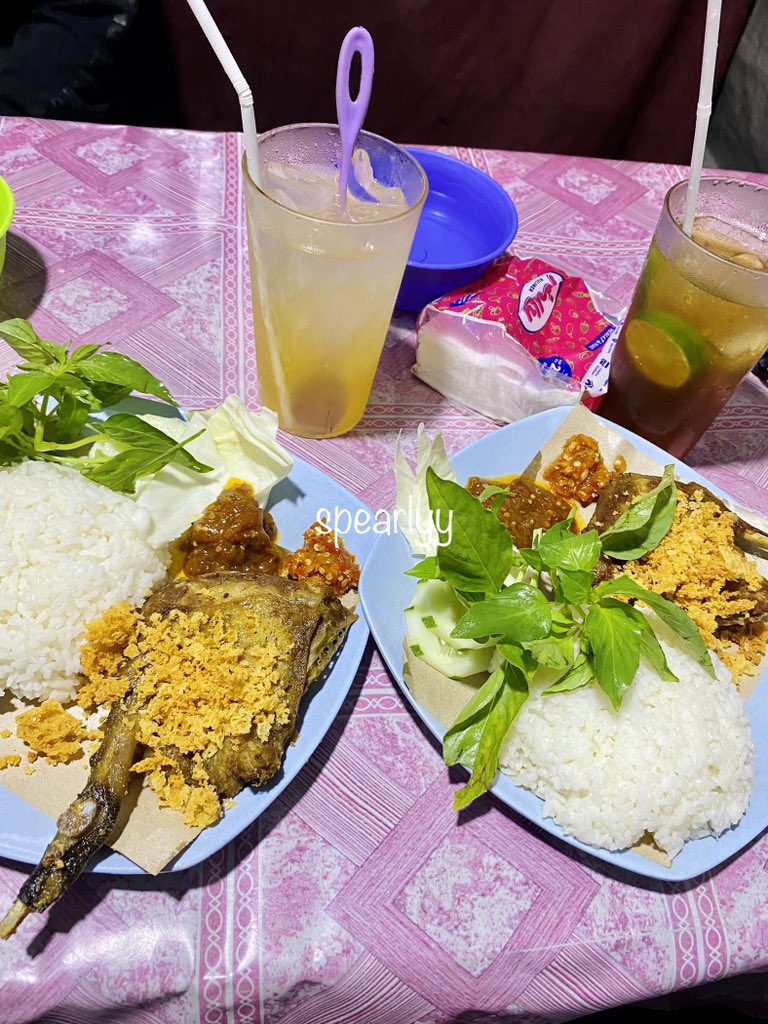 spearlyy's tweet photo. BEBEK? TERENAK? DI SOLO?

— emang di solo ada bebek yang enak? bahkan enak banget? ADA! wajib coba dulu bebek yang satu ini! apakah sudah terlihat menggoda seperti cewe idamanmu itu? PASTI UDAH LAH YA. ketik 1 jika kalian ngiler (…)

#placetogosolo #icapicipwithia #reviewbyia https://t.co/dXNCCrGbxs