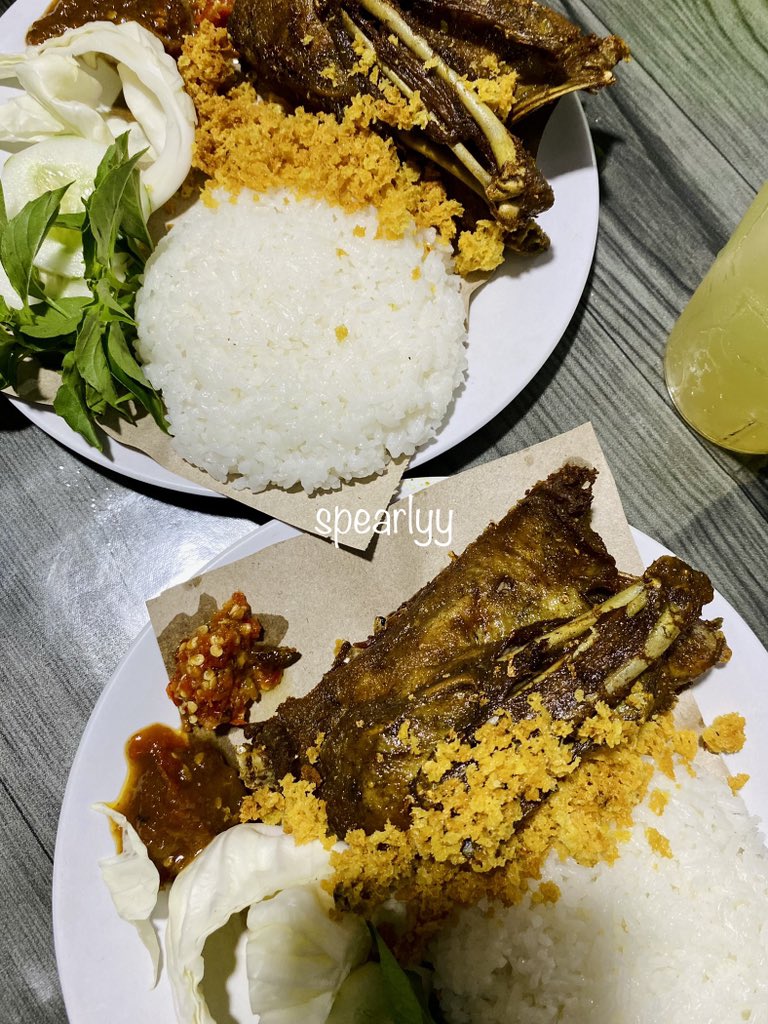 spearlyy's tweet photo. BEBEK? TERENAK? DI SOLO?

— emang di solo ada bebek yang enak? bahkan enak banget? ADA! wajib coba dulu bebek yang satu ini! apakah sudah terlihat menggoda seperti cewe idamanmu itu? PASTI UDAH LAH YA. ketik 1 jika kalian ngiler (…)

#placetogosolo #icapicipwithia #reviewbyia https://t.co/dXNCCrGbxs