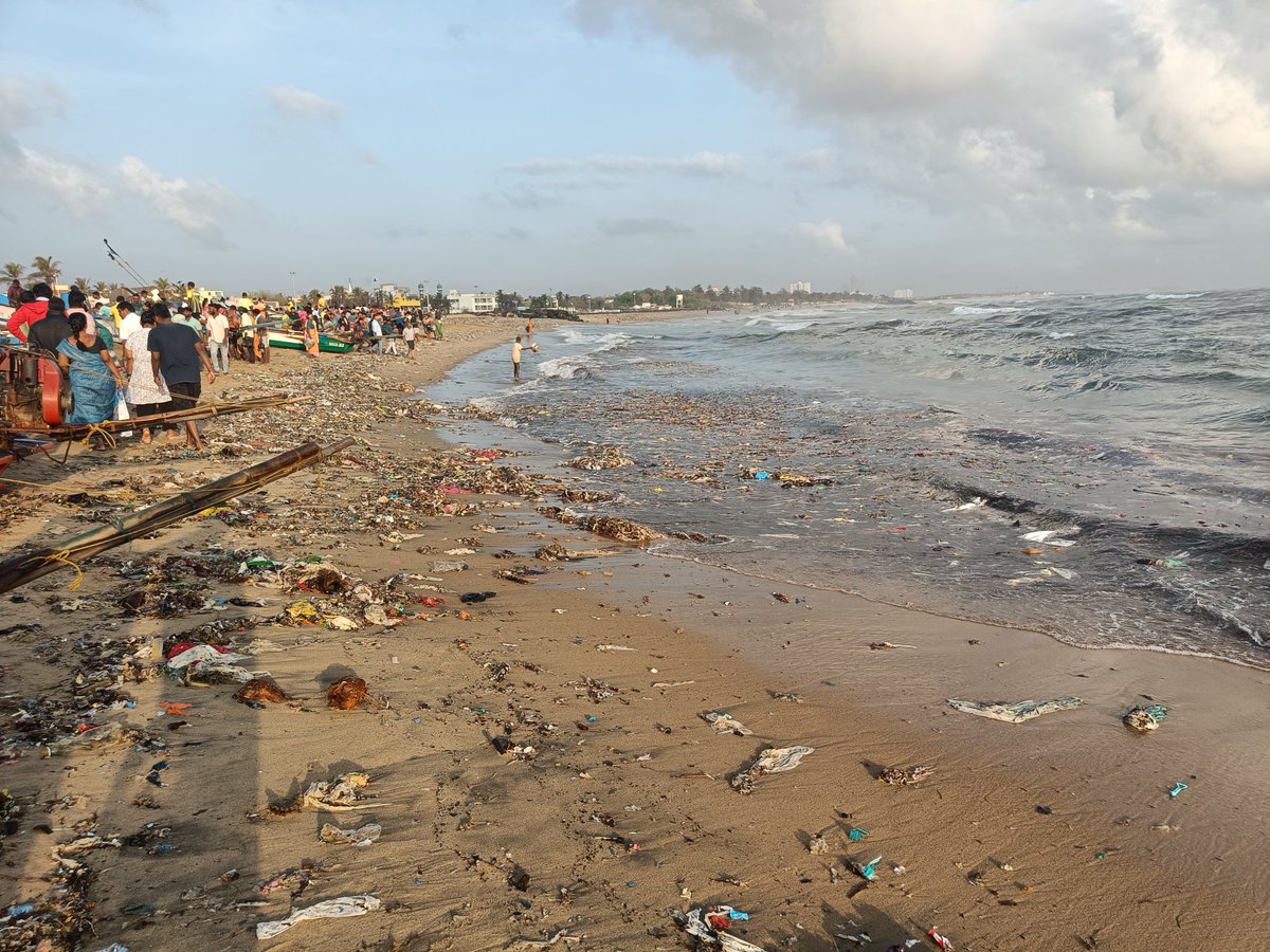 Karthikk045's tweet photo. This scene at #Kovalam Beach sent chills in me as I had never seen this much plastics on the shore :-( 
People gathered to get fresh fishes but the fishermen explained that the plastics are more than the fishes.
#Chennai
@chennaicorp @UpdatesChennai @THChennai @mkstalin https://t.co/DJ2JIqJRdq