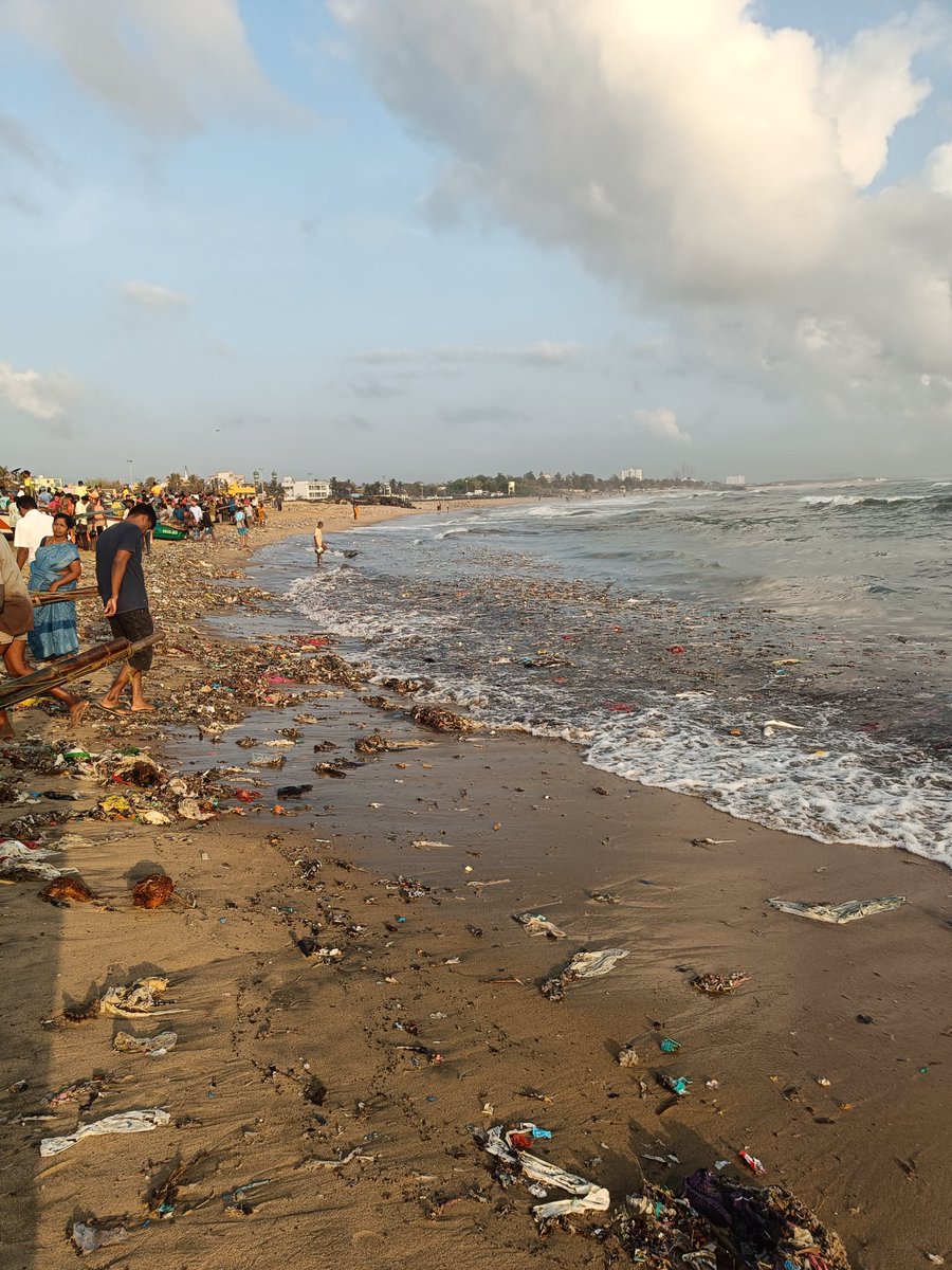 Karthikk045's tweet photo. This scene at #Kovalam Beach sent chills in me as I had never seen this much plastics on the shore :-( 
People gathered to get fresh fishes but the fishermen explained that the plastics are more than the fishes.
#Chennai
@chennaicorp @UpdatesChennai @THChennai @mkstalin https://t.co/DJ2JIqJRdq
