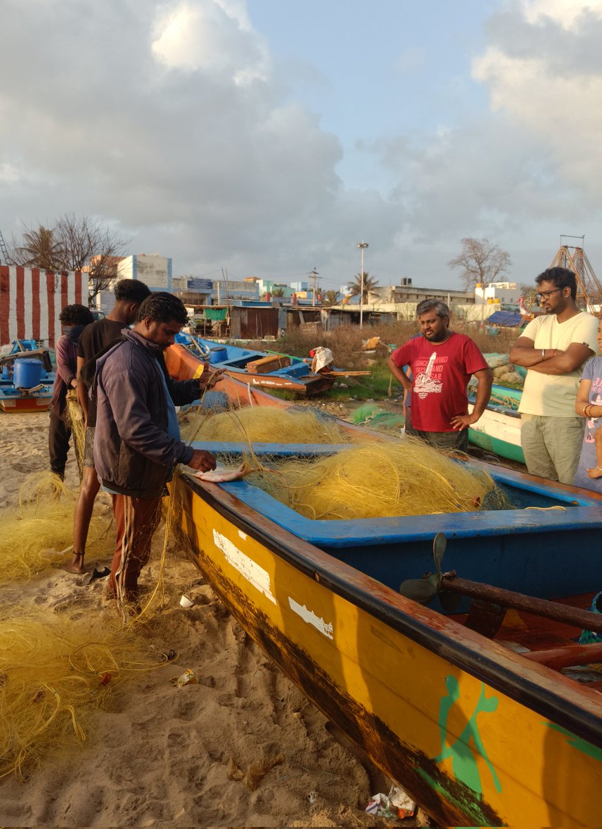Karthikk045's tweet photo. This scene at #Kovalam Beach sent chills in me as I had never seen this much plastics on the shore :-( 
People gathered to get fresh fishes but the fishermen explained that the plastics are more than the fishes.
#Chennai
@chennaicorp @UpdatesChennai @THChennai @mkstalin https://t.co/DJ2JIqJRdq