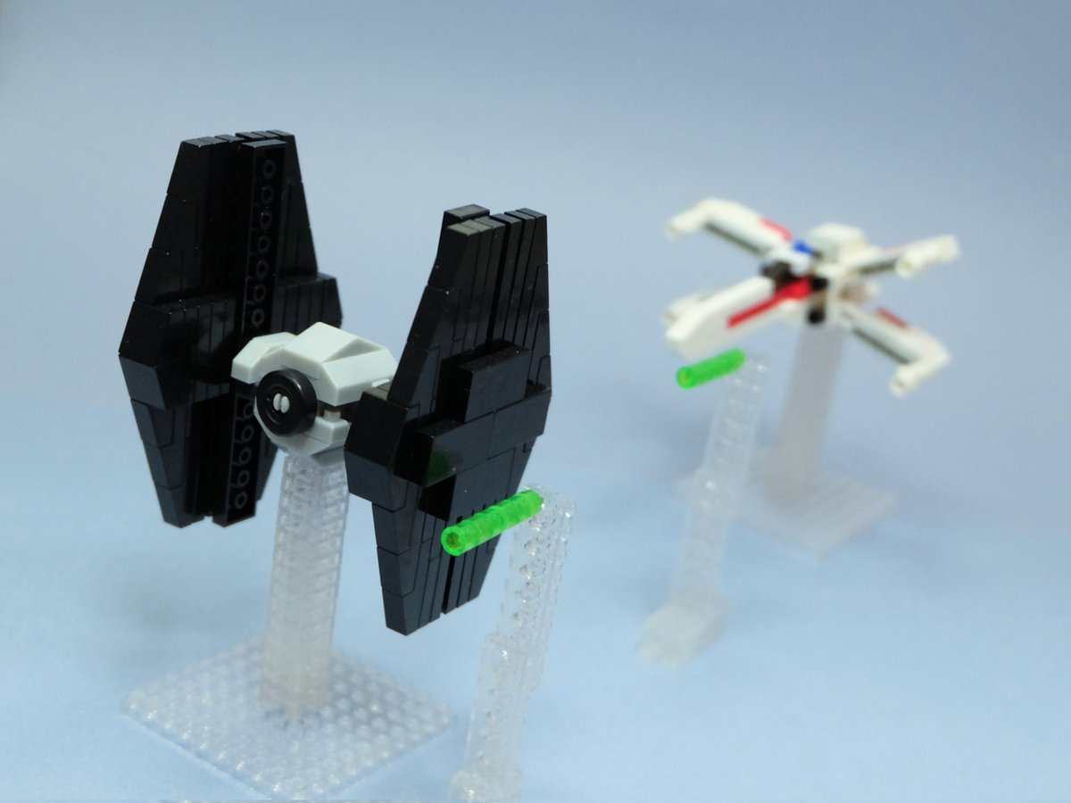 kuremochi40's tweet photo. DaisoプチブロックでSTARWARSよりTIEファイターを作りました。
Xウィングと対をなす帝国の戦闘機。前に作ろうとした時は、六角形の羽ができず、諦めてTIEアドバンストに逃げました。やっと組み方を思い付いたので作ってみました。ようやくXウィングと遊べます。

#プチブロック
#TieFighter
#StarWars https://t.co/u9xfHmT8wx