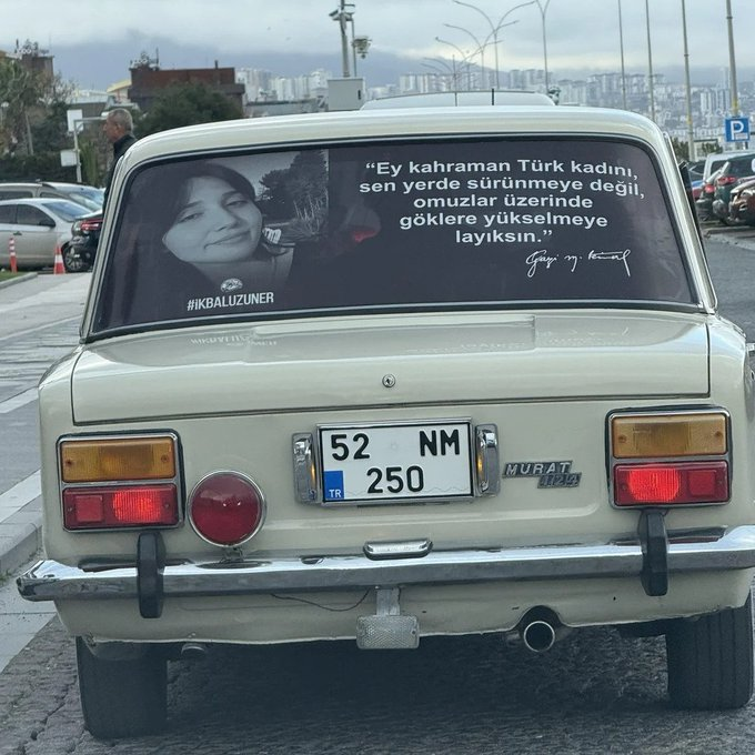 solcugazeteX's tweet photo. Samsun'da trafikte görüntülenen bir araç:

"Ey kahraman Türk kadını, sen yerde sürünmeye değil, omuzlar üzerinde göklere yükselmeye layıksın." https://t.co/dRHXOOy7QV
