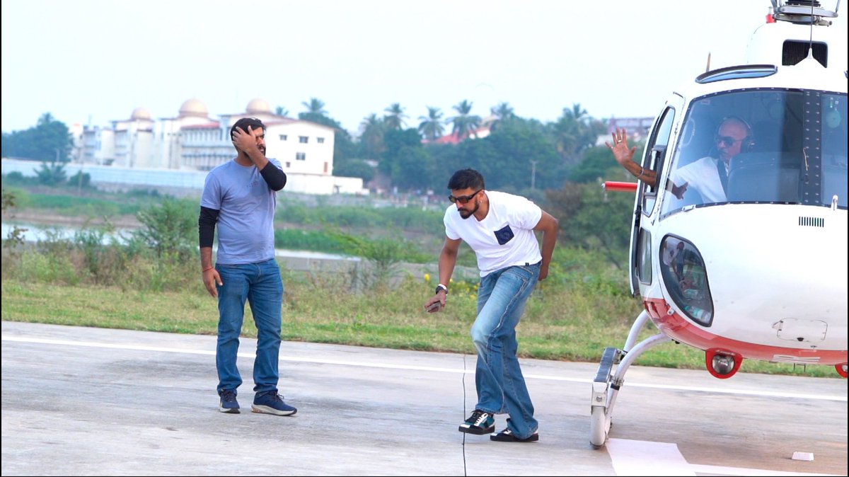 baadshahgirlska's tweet photo. ದುರ್ಗದ ಹುಲಿ ಕೋಟೆಗೆ ಬಂದಾಯ್ತು🦁🔥
#MaxPreRelease #MaxTheMovie 
@KicchaSudeep 👑 https://t.co/vKIdOphF25