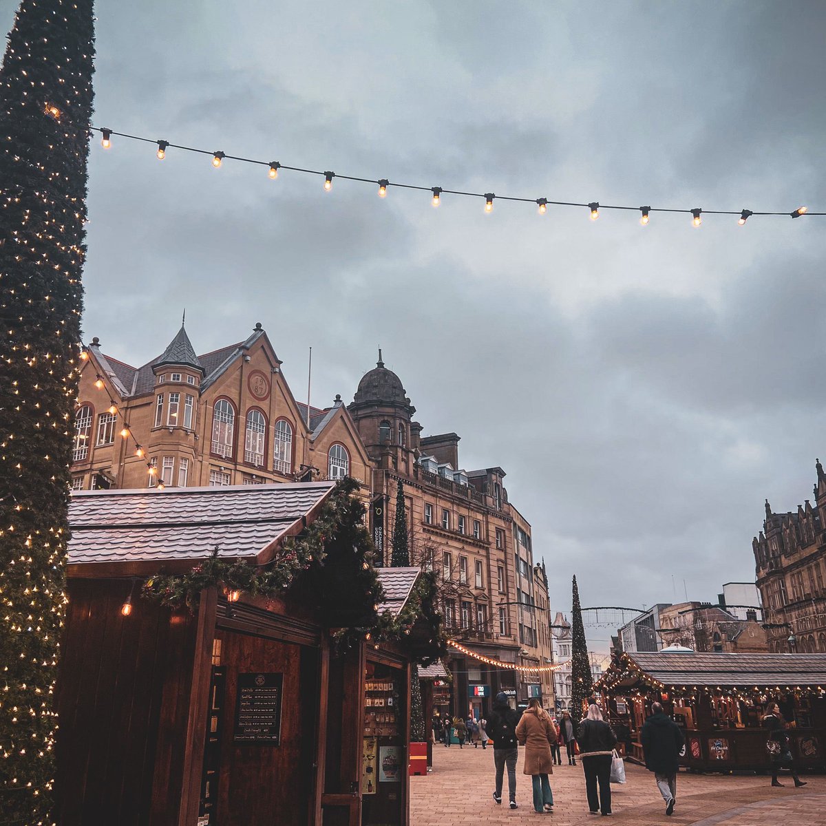 SheffieldAlumni's tweet image. This is your festive reminder to visit Sheffield's magical Christmas market! 😊🎄 💫 

#ChristmasMarket #Sheffield #weekendplan