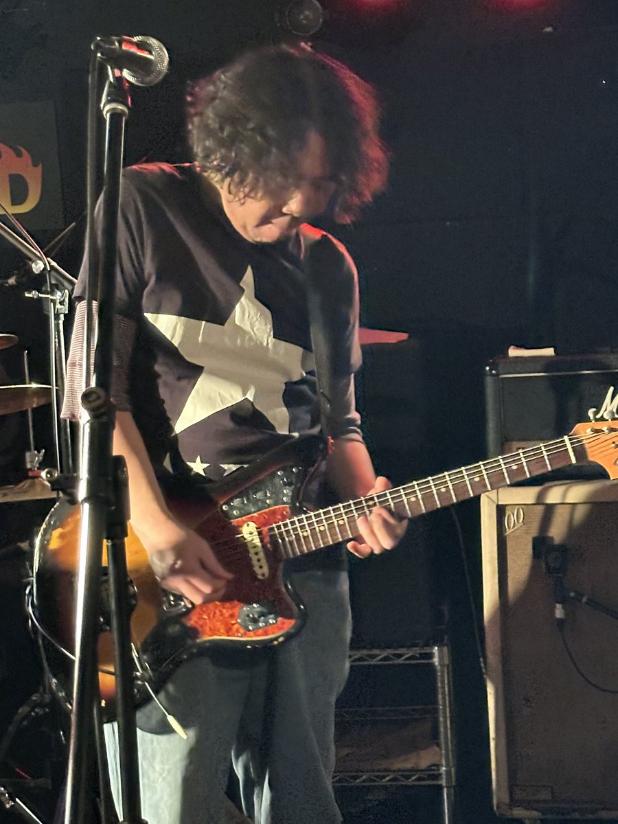 MuvTbDl51nxzoHi's tweet photo. #TheLemonade×Z
#レモネーズ
#Gtターワラシの４枚
#サンデーミュージックショウ
#新松戸FIREBIRD
(2024.12.22) しかしお初だけど何と言う粘っこいGtターなんだろうか！レモネーズに必要なGtタリスト。音源が更に粘っこくなりました。感謝。 https://t.co/73nCf17tkp
