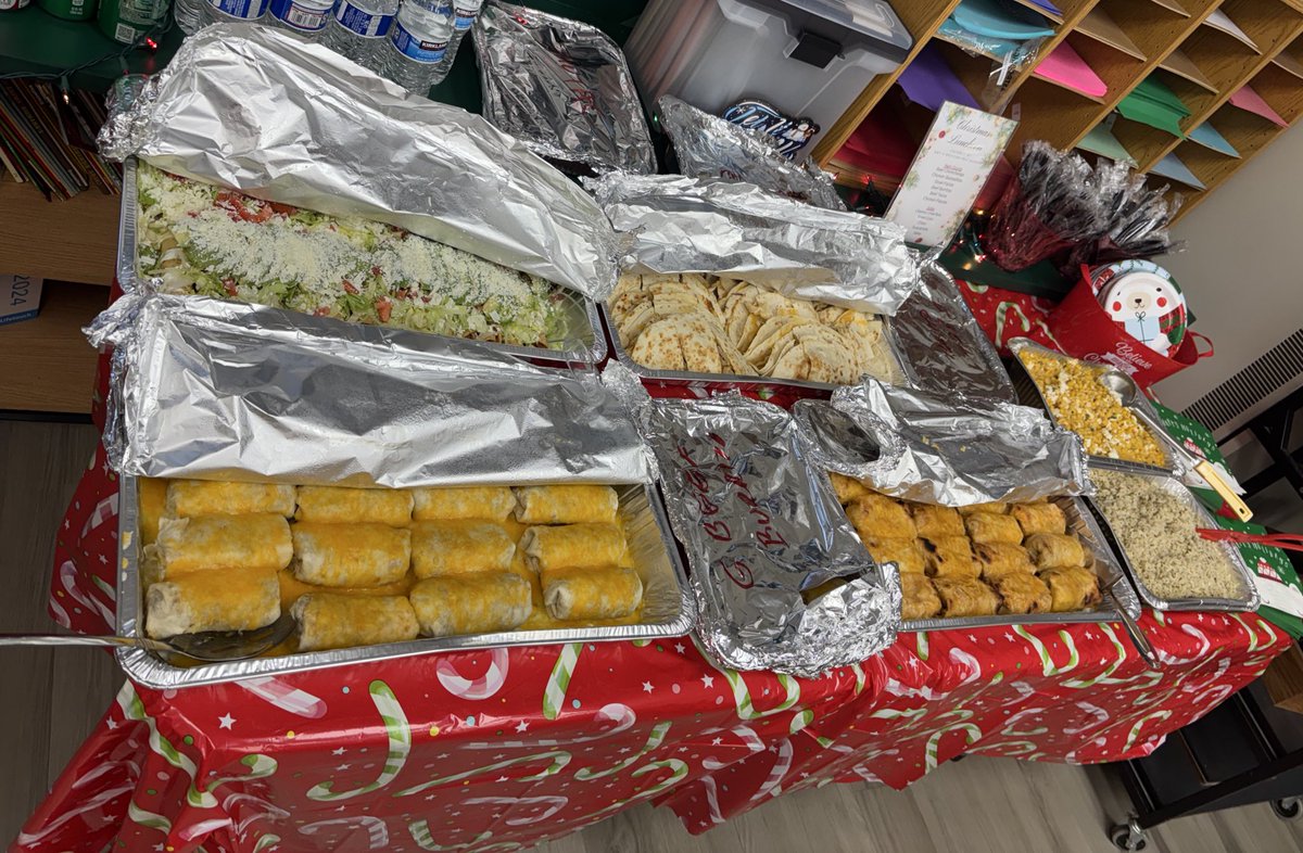 CKaminskiSDECLC's tweet image. Our @SDSPTO outdid themselves again. The most amazing lunch I could as for 🌯🌮🎄 thank you, thank you!! @SycamoreECLC @HazletProud