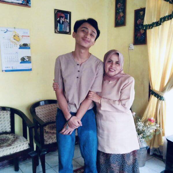 ydevem's tweet photo. selamat hari ibu Bu epi, yah namanya anak cowo agak kaku dikit

doain semoga anak Bu epi ini bisa jadi ketua pengadilan yaa! https://t.co/WBgRdCAFcC