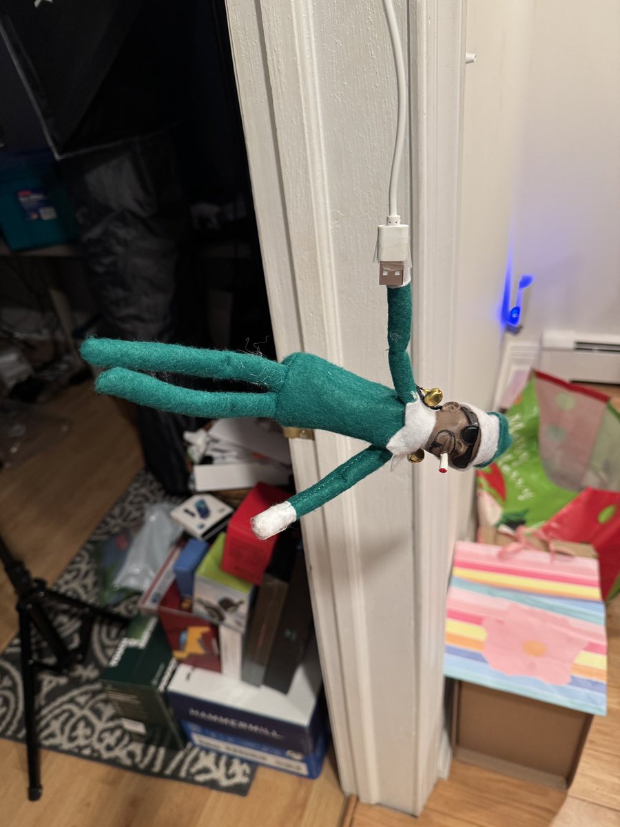 jaybronious's tweet image. Switched the tradition and our kids were responsible for #snooponastoop #elfontheshelf #elfonashelf