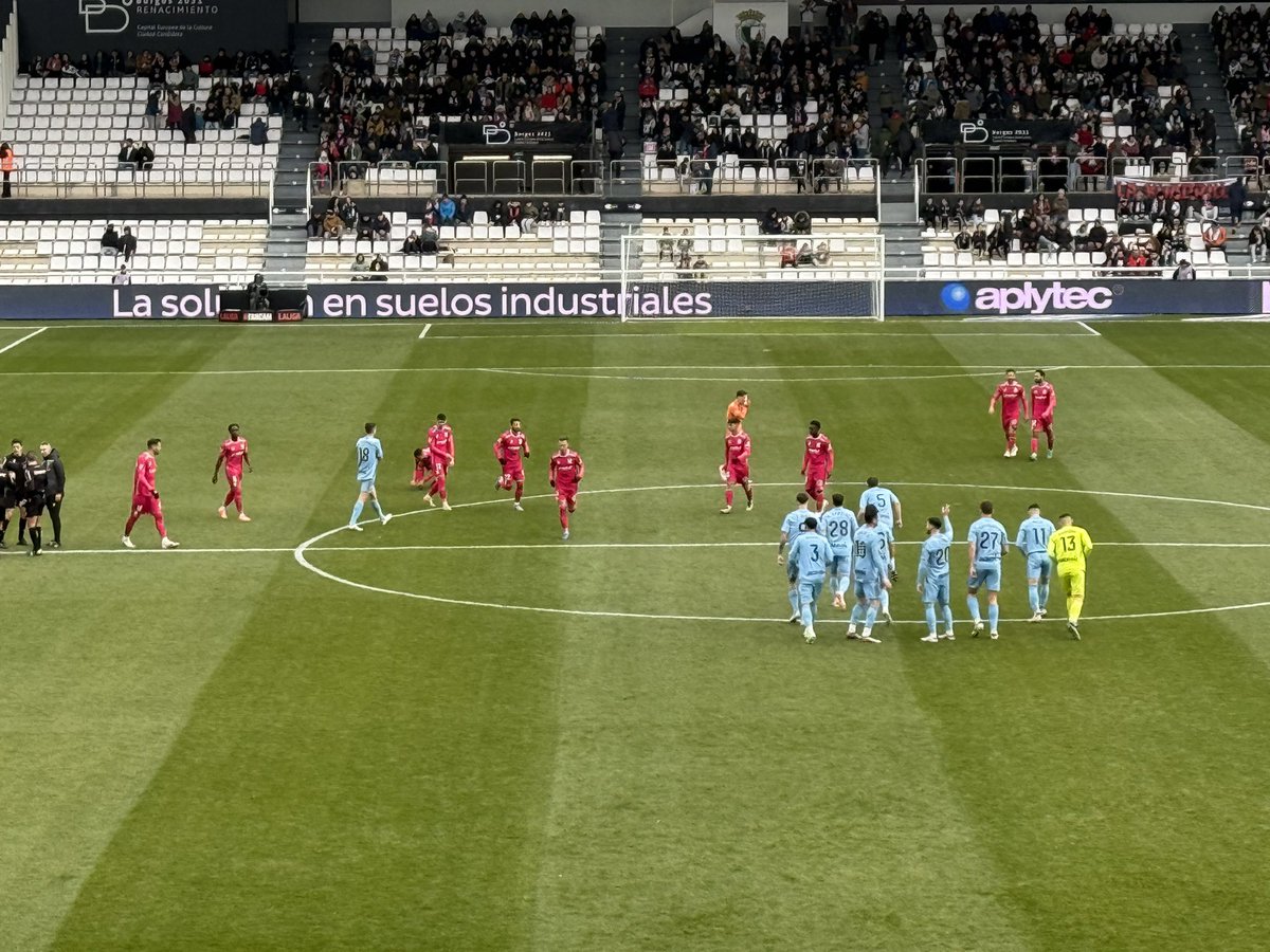 Cosas del maldito fútbol moderno. 
El <a href="/Burgos_CF/">Burgos Club de Fútbol</a> que es blanquinegro, jugando de azul celeste. El <a href="/CDTOficial/">CD Tenerife 🏴󠁧󠁢󠁳󠁣󠁴󠁿</a> que es blanquiazul, jugando de rosa …