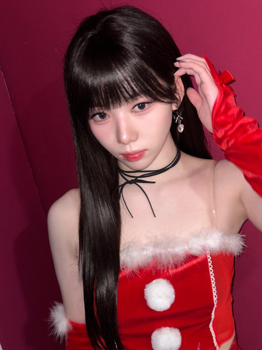 [#혜주] 

산타 왔어요오🎅🫶🏻

#CLASSy #클라씨
#HYEJU