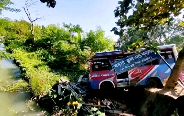 চট্টগ্রাম-কক্সবাজার মহা সড়কের পটিয়ায় বাসের ধাক্কায় এক পথচারী নিহত,আহত ১