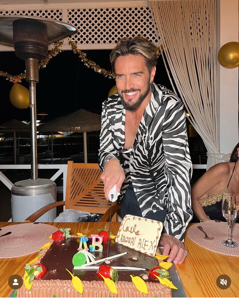 Fa07Kri's tweet photo. E sono 42, auguri alla persona più matta, stupenda, pazzesca del mondo. Passeranno anche gli anni, ma tu resti sempre un ragazzino🎉🎉❤️❤️❤️❤️ @AXBproduction https://t.co/6kHYoci1Gk