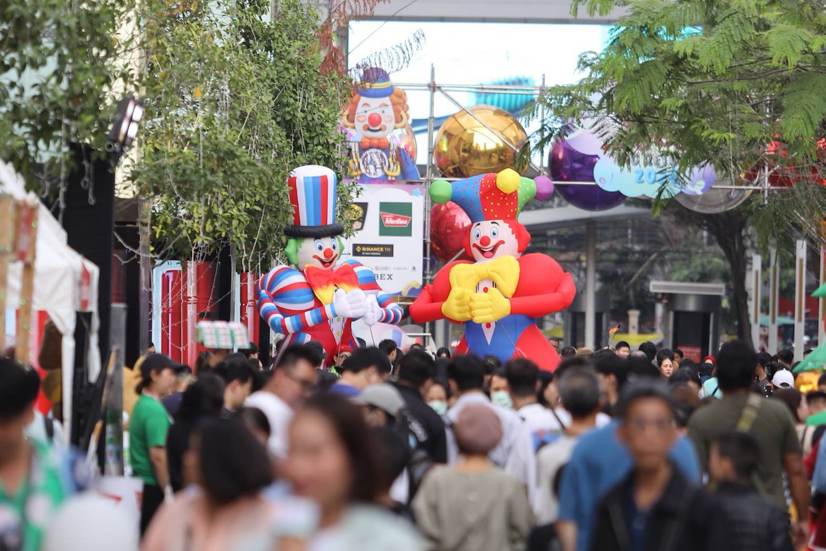 woopmag's tweet photo. สยามสแควร์คึกคัก “Siam Street BIG RETURN 2024” ทำถึง! ทำเกิน! จัดเต็มความสนุก การแสดงตามท้องถนนที่รวมนักแสดงระดับโลกมาไว้ใจกลางสยามสแควร์
https://t.co/gq2D5NOOzN
#SIAMSTREET2024 #SiamStreetBIGRETURN2024 #streetshow #bex #Siamsquare
สยามสแควร์คึกคัก นักท่องเที่ยวทั้งชาวไทยและต่างชาติแห่ชมสตรีทโชว์นานาชาติแน่นเต็มพื้นที่ สำนักงานจัดการทรัพย์สินจุฬาลงกรณ์มหาวิทยาลัย (PMCU) ร่วมกับ บริษัท กรุงเทพ เอ็กซิบิชั่น จำกัด (BEX) พร้อมด้วย ภาครัฐและภาคเอกชน มอบความสุขส่งท้ายปีให้นักท่องเที่ยวทั้งชาวไทยและต่างชาติ กับมหกรรมการแสดงตามท้องถนนระดับนานาชาติ “Siam Street BIG RETURN 2024” หวา��เสียวกว่าเดิม ตื่นตาตื่นใจกว่าเดิม ใหญ่มากกว่าเดิม มาสร้างความสนุกสุดหวาดเสียว ให้นักท่องเที่ยวทั้งชาวไทยและต่างชาติได้ชมกันสดๆ มอบเป็นของขวัญส่งท้ายปี 2567 กับ 8 เวทีการแสดง รวมกว่า 300 โชว์ พร้อมกิจกรรมร่วมสนุกลุ้นรับของรางวัลจากผู้สนับสนุนมากมาย เต็มพื้นที่สยามสแควร์
สนุก สุดฟิน เต็มอิ่มทั่วทั้งสยามสแควร์ เฉลิมฉลองความสุขส่งท้ายปี กับงาน “Siam Street BIG RETURN 2024” ระหว่างวันที่ 20 - 22 ธันวาคม 2567 เวลา 12:00 – 22:00 น. ชมฟรี!! ติดตามข้อมูลเพิ่มเติมได้ที่ Facebook : Siam Street