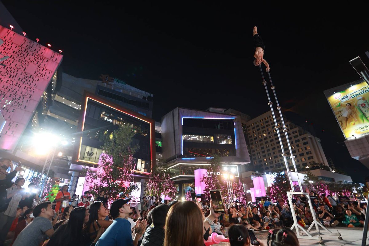 woopmag's tweet photo. สยามสแควร์คึกคัก “Siam Street BIG RETURN 2024” ทำถึง! ทำเกิน! จัดเต็มความสนุก การแสดงตามท้องถนนที่รวมนักแสดงระดับโลกมาไว้ใจกลางสยามสแควร์
https://t.co/gq2D5NOOzN
#SIAMSTREET2024 #SiamStreetBIGRETURN2024 #streetshow #bex #Siamsquare
สยามสแควร์คึกคัก นักท่องเที่ยวทั้งชาวไทยและต่างชาติแห่ชมสตรีทโชว์นานาชาติแน่นเต็มพื้นที่ สำนักงานจัดการทรัพย์สินจุฬาลงกรณ์มหาวิทยาลัย (PMCU) ร่วมกับ บริษัท กรุงเทพ เอ็กซิบิชั่น จำกัด (BEX) พร้อมด้วย ภาครัฐและภาคเอกชน มอบความสุขส่งท้ายปีให้นักท่องเที่ยวทั้งชาวไทยและต่างชาติ กับมหกรรมการแสดงตามท้องถนนระดับนานาชาติ “Siam Street BIG RETURN 2024” หวา��เสียวกว่าเดิม ตื่นตาตื่นใจกว่าเดิม ใหญ่มากกว่าเดิม มาสร้างความสนุกสุดหวาดเสียว ให้นักท่องเที่ยวทั้งชาวไทยและต่างชาติได้ชมกันสดๆ มอบเป็นของขวัญส่งท้ายปี 2567 กับ 8 เวทีการแสดง รวมกว่า 300 โชว์ พร้อมกิจกรรมร่วมสนุกลุ้นรับของรางวัลจากผู้สนับสนุนมากมาย เต็มพื้นที่สยามสแควร์
สนุก สุดฟิน เต็มอิ่มทั่วทั้งสยามสแควร์ เฉลิมฉลองความสุขส่งท้ายปี กับงาน “Siam Street BIG RETURN 2024” ระหว่างวันที่ 20 - 22 ธันวาคม 2567 เวลา 12:00 – 22:00 น. ชมฟรี!! ติดตามข้อมูลเพิ่มเติมได้ที่ Facebook : Siam Street