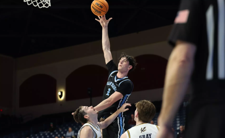 El argentino luchó en San Diego y dejó una marca récord. Adams Jr y Gorosito también jugaron en Estados Unidos, mientras Corvalán y Farabello lo hicieron en Brasil.

Santi Trouet se llevó el tablero a su casa: bajó 20 rebotes en la NCAA basquetplus.com/argentinos-por…