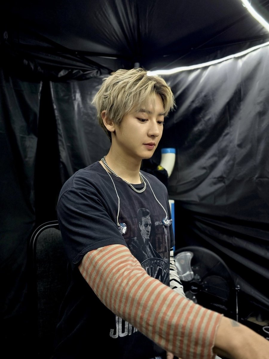 EXO tweet media