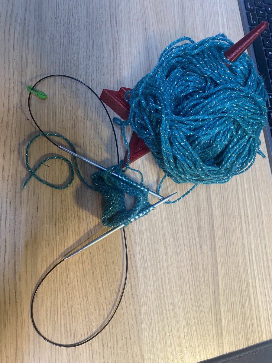 nora_graver's tweet photo. Should be writing, but finally learned how to knit and it became my personality for the rest of the year (at least, until another hyperfixation takes over). https://t.co/iy9iVOJRdG