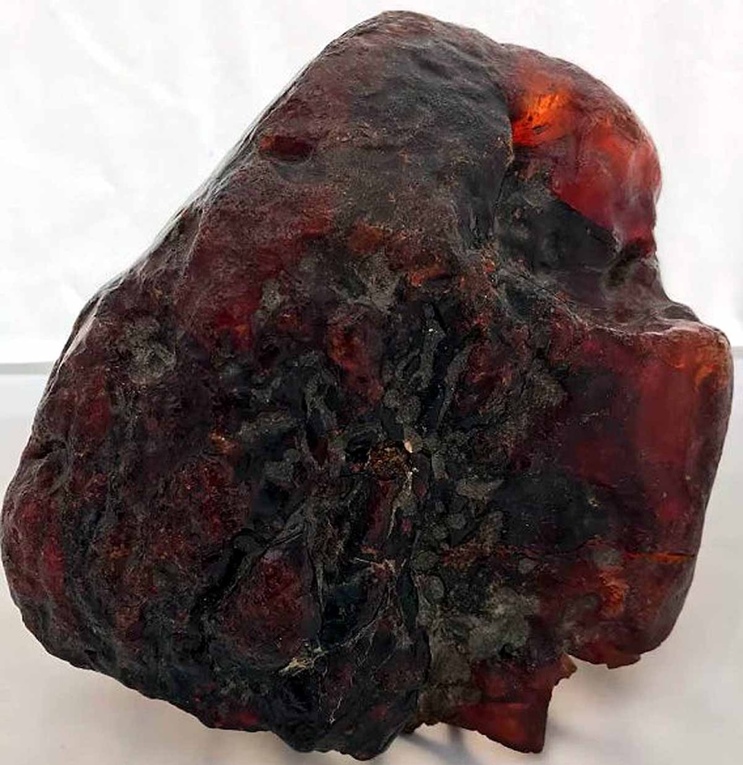 ShashankRajpali's tweet image. एक महिला इस पत्थर को अपने दरवाजा रोकने के लिए इस्तेमाल करती थी बाद में पता चला कि यह एक अंबर है जो पेड़ से निकलने वाले resin से लाखों साल में बनता है इसकी कीमत 8.9 करोड़ रुपए है #Christmas #alluarjunarrested #