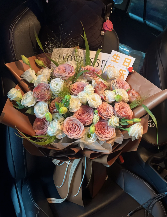 Rosezxcv1's tweet image. The older you get, the more you like romance and loneliness. It’s strange.