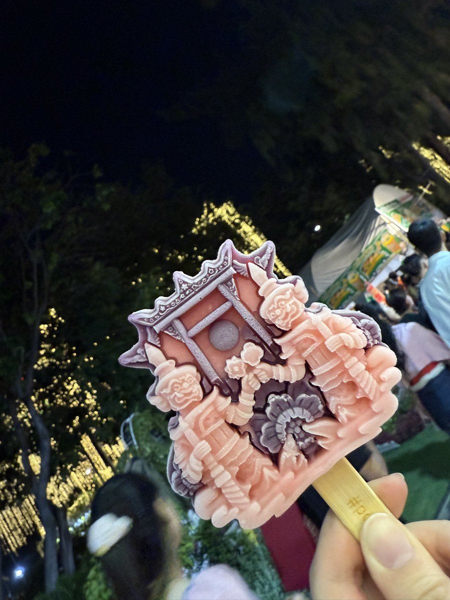 latsyrcrs's tweet photo. @peatwasu @fort_fts
visiting Bangkok with FortPeat‘s recommendation~~
🥰🥰
merry christmas and happy new year
last day of Lumphini Garden Market~
#lumphini
#peatwasu https://t.co/ZLO4fbsVxv