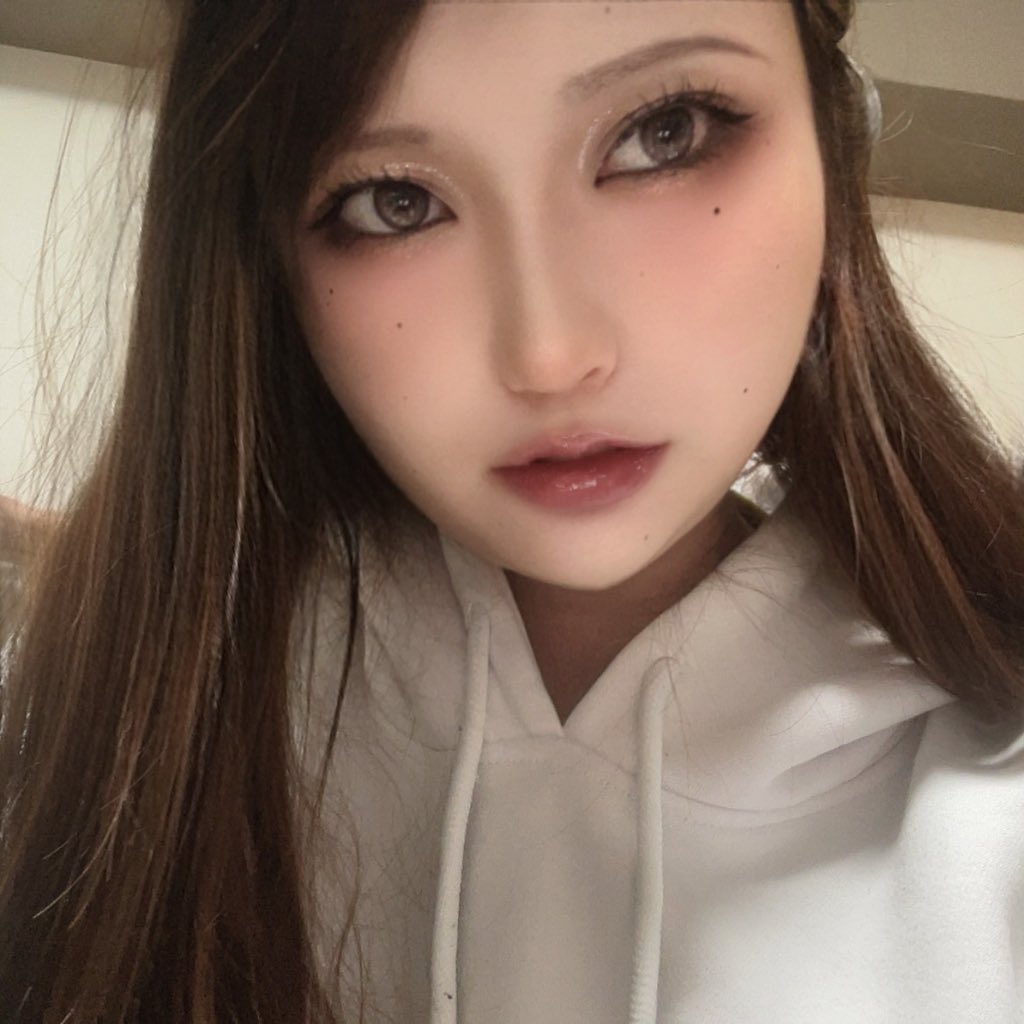 いつもと違うメイクしたよん🖤