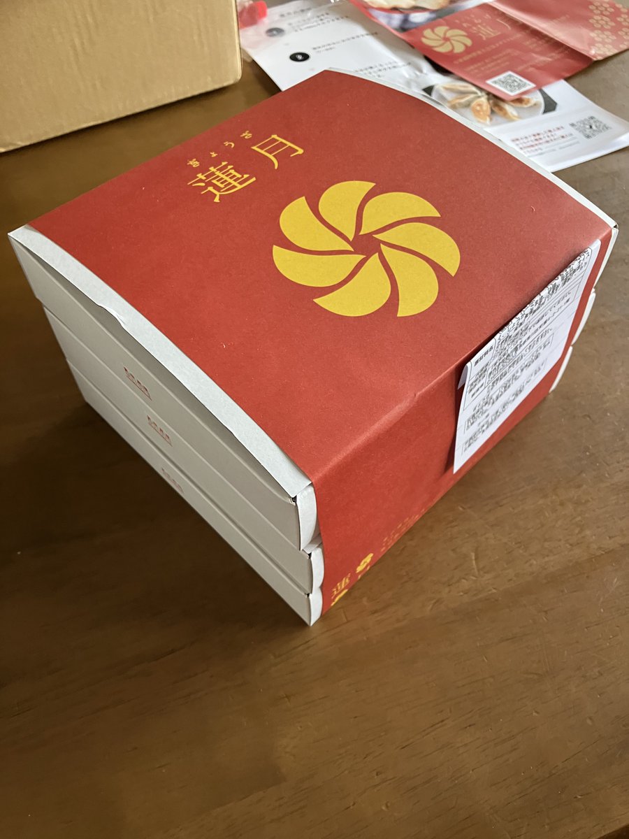 単行本の宣伝に合わせて色々紹介していこうかと。今回の第2巻の一品目は『蓮月』さんの特製餃子。漫画の中では餃子あるあると焼き方のコツで盛り上がっていますよ。 #ふたり暮らしのおとりよせ日和 