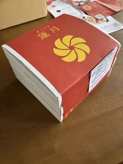 単行本の宣伝に合わせて色々紹介していこうかと。今回の第2巻の一品目は『蓮月』さんの特製餃子。漫画の中では餃子あるあると焼き方のコツで盛り上がっていますよ。 #ふたり暮らしのおとりよせ日和 