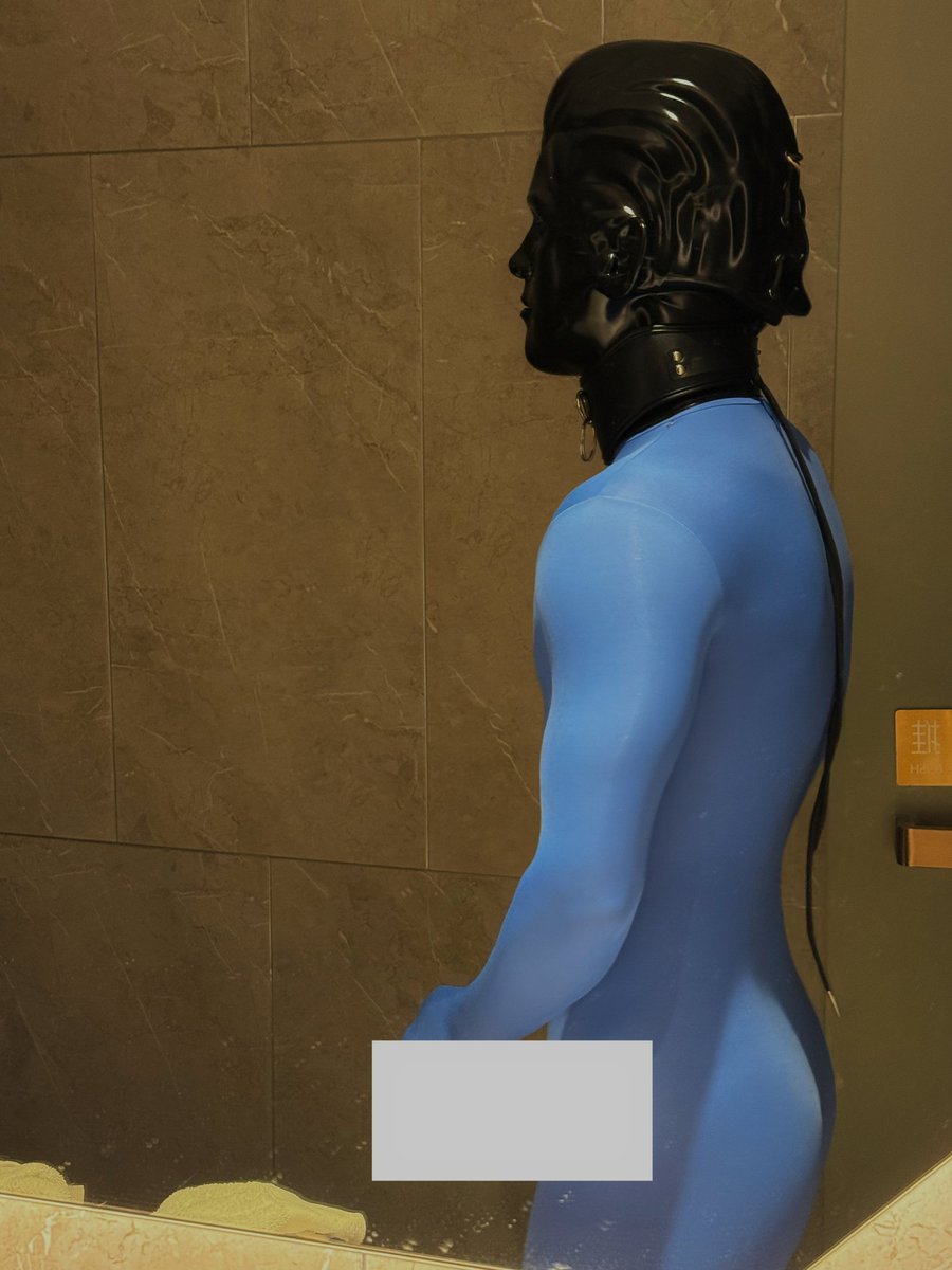 一些日常
主人喜欢我全身包裹，不露出一点皮肤的样子，布料或者乳胶的包裹让我在他眼里剔除出人类的范围，成为布偶，胶偶，如此穿搭并不一定是要玩些什么，可能只是一个普通的午后，他想房间多一个看着顺眼的摆件，欣赏自己养出来肌肉玩具。于是我变成这幅样子安静站着，用一个陌生男人的面孔，陪他。