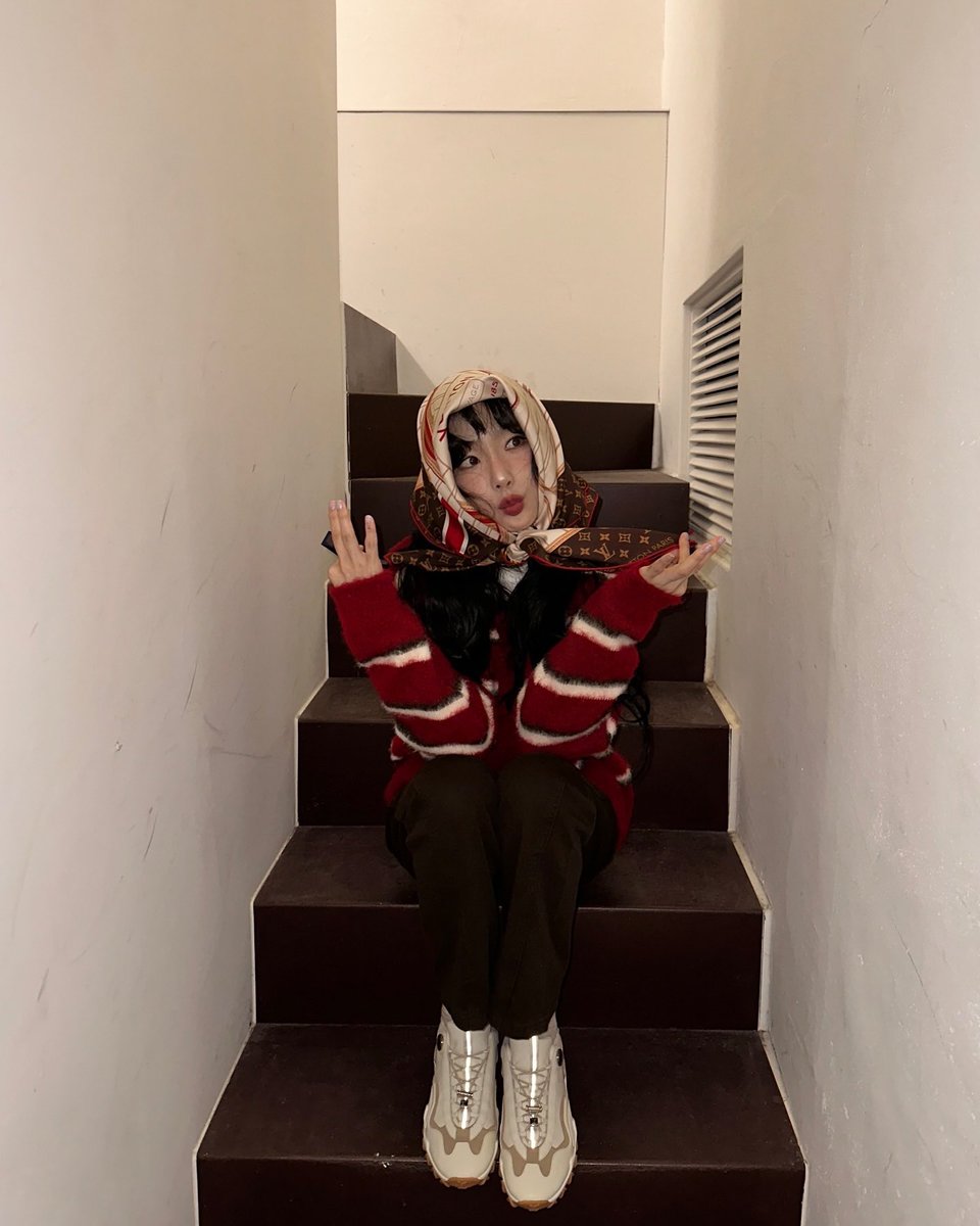 InspirationSNSD's tweet photo. 241222 | Taeyeon ig update (1/2)

"#광고 @/louisvuitton #LouisVuitton #LVRush" https://t.co/T7WtLlF78W