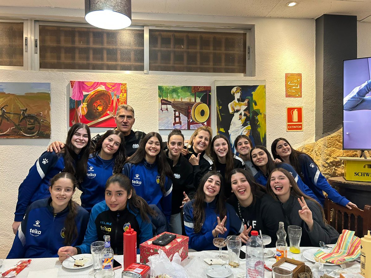 El cadete amarillo finaliza invicto el 2024, tras un buen partido frente a Denia, y la posterior cena y regalos de amiga invisible 🎁🏀 #JueganEllasGanamosTodos #goPickenclaret #orgulloAmarillo