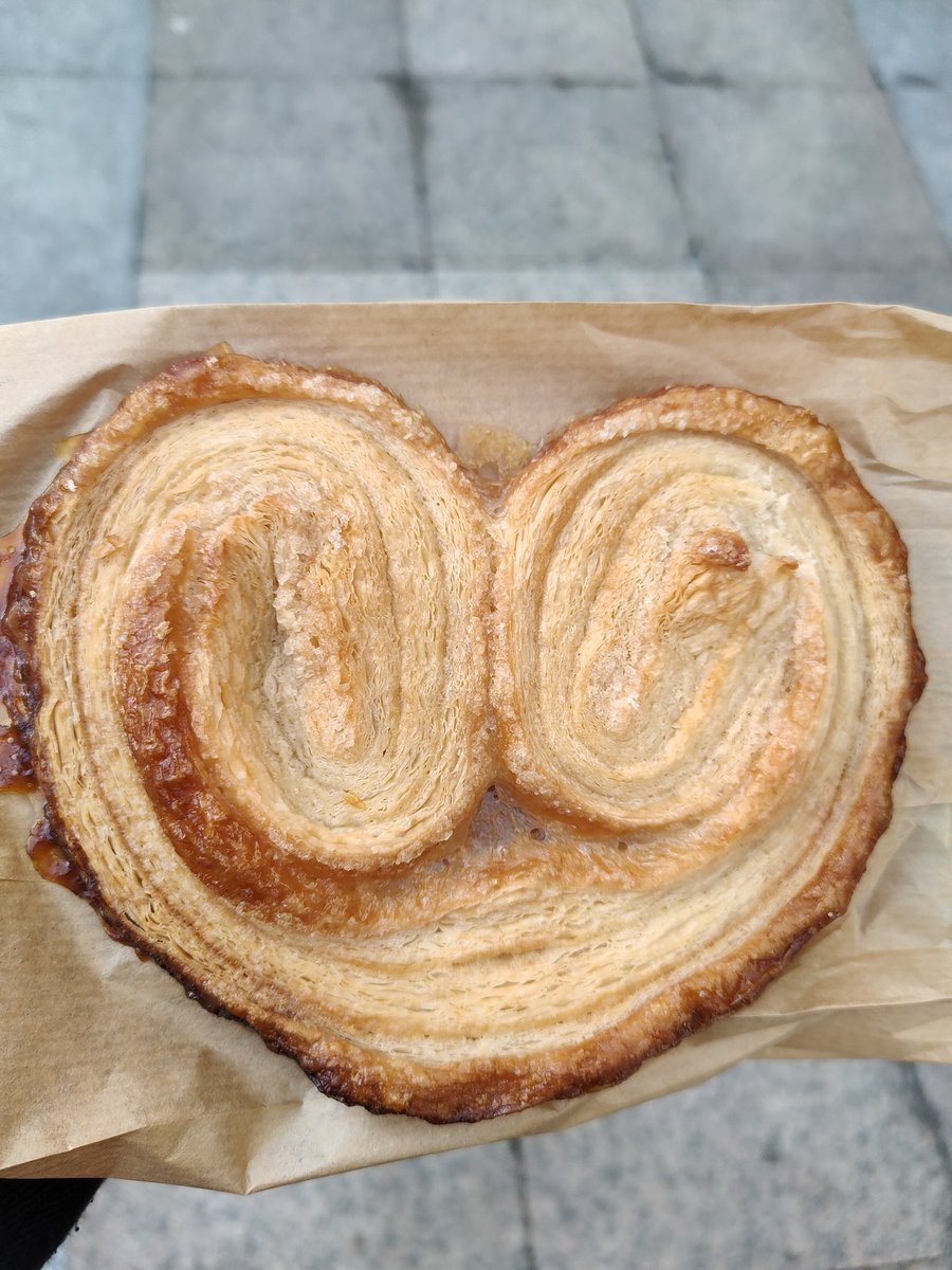 cbv84's tweet photo. Otra maravilla de #Garua en Tolosa: Su palmera de hojaldre con muuucha mantequilla. Amor del güeno 😋 https://t.co/gYLPW3qUB6