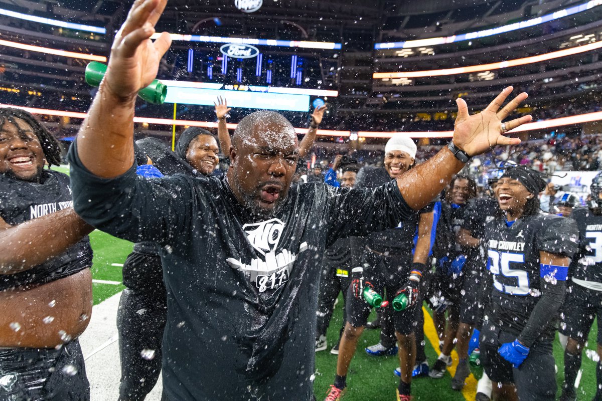 CrowleyISD's tweet image. 𝐇𝐚𝐧𝐠 𝐢𝐭 𝐢𝐧 𝐭𝐡𝐞 𝐋𝐨𝐮𝐯𝐫𝐞 🖼️
#CrowleyPrideUnified #ForTheCity #UILState #StateChamps