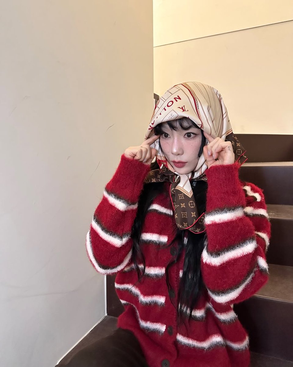 309KTYSS's tweet photo. [ENG] Taengstagram 💘

#Ad @/louisvuitton #LouisVuitton #LVRush 

241222 #태연 @TAEYEONsmtown https://t.co/uxq4I9xktg
