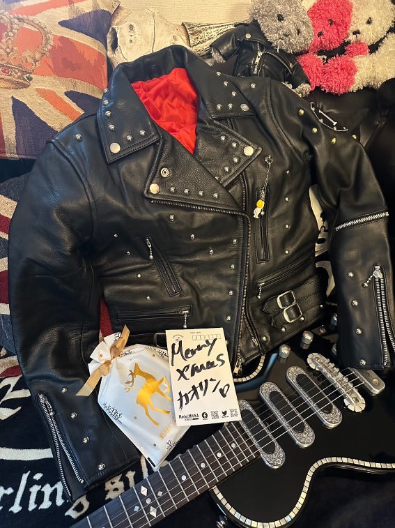 QUEENK08127563's tweet photo. 今年のクリスマスプレゼントは桁違い…✨ JUKEBOXX LONDON CEOよりオリジナルカスタムライダースいただきましたああ✨
#JUKEBOXX LONDON
#カスタムライダース https://t.co/c7ukqikw8e
