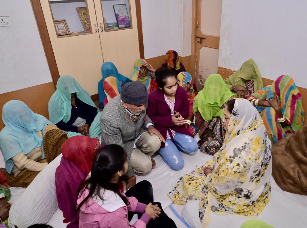 पूर्व मुख्यमंत्री वसुंधरा राजे अन्य नेताओं से इसलिए भी अलग हैं कि जब भी किसी कार्यकर्ता या नेता के परिवार में दुख की घड़ी आती है, 

तो राजे हमेशा उनके बीच जाकर उन्हें सांत्वना देती हुई नजर आती हैं।