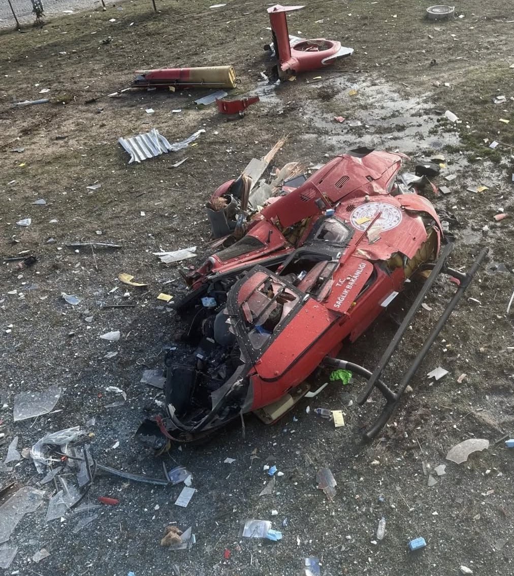 Antalya’da konuşlu Sağlık Bakanlığı’na ait hava ambulansı, bugün saat 10.43 sularında Muğla Eğitim ve Araştırma Hastanesi’nden Antalya istikametine kalkış esnasında kaza kırıma uğramıştır. Bu elim kazada, 2 pilot, 1 hekim ve 1 sağlık personelimiz hayatını  kaybetmiştir.