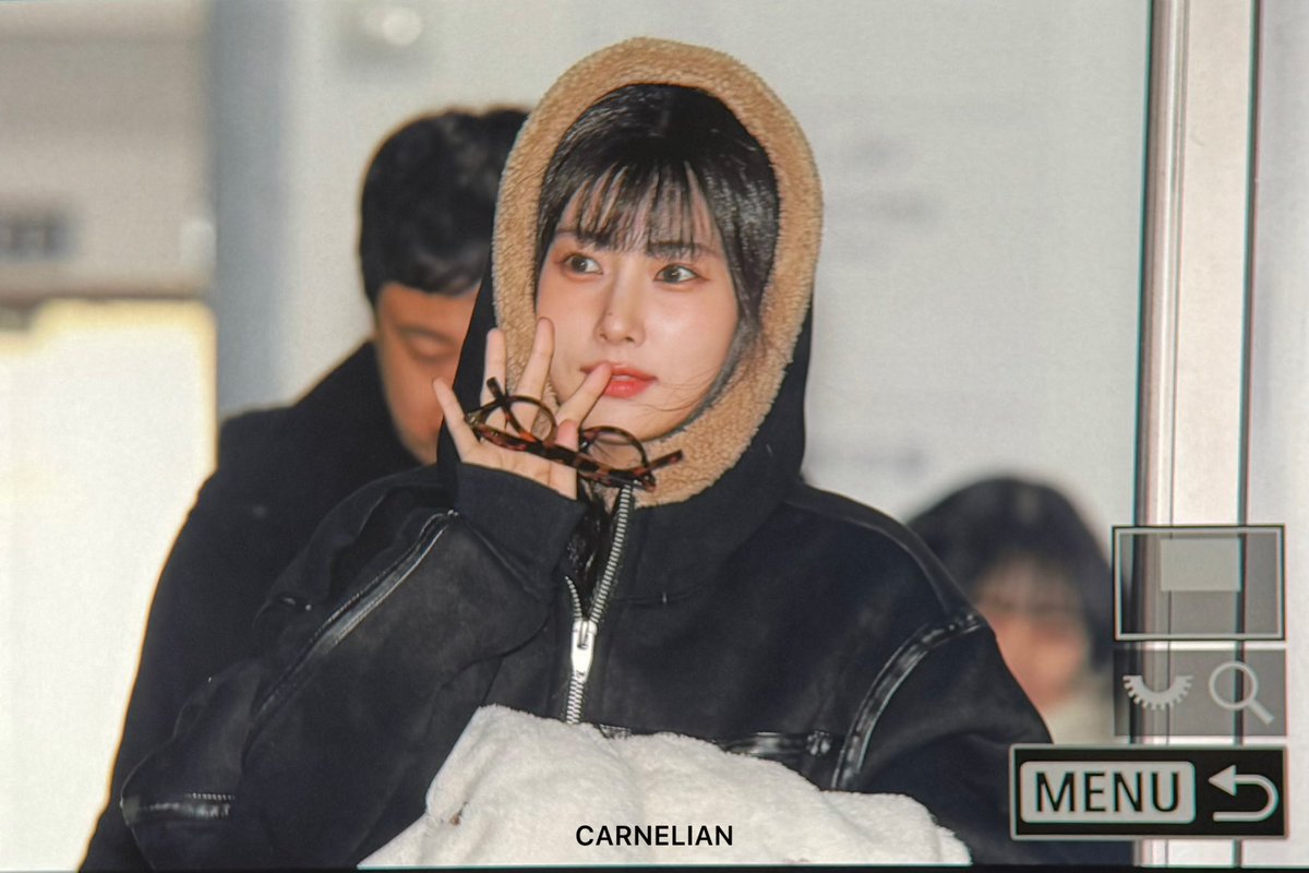 241222 2025시즌그리팅 팬싸인회 퇴근 pre
#강혜원 #KangHyeWon #혜원 #Hyewon #カンヘウォン
<a href="/hyemu_official/">Team Hyemdan</a>