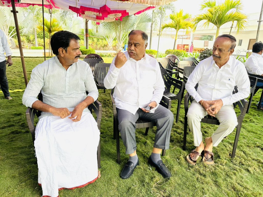 brsmjr's tweet photo. Admin Post 

మాజీ శాసన సభ్యులు మర్రి జనార్దన్ రెడ్డి గారిని పరామర్శించిన పాలేరు మాజీ ఎమ్మెల్యే కందాల ఉపేందర్ రెడ్డి గారు 

శుక్రవారం రోజు మాజీ శాసన సభ్యుడు శ్రీ మర్రి జనార్దన్ రెడ్డి గారి తండ్రిగారైన మర్రి జంగిరెడ్డి గారు మరణించడంతో ఈరోజు తిమ్మాజిపేట మండలంలోని నేరళ్ళపల్లి గ్రామంలో ఆయన చిత్ర పటానికి నివాళులు అర్పించి మర్రి జనార్దన్ రెడ్డి గారిని వారి కుటుంబ సభ్యులను పరామర్శించిన ఖమ్మం జిల్లా పాలేరు నియోజకవర్గ మాజీ ఎమ్మెల్యే కందాల ఉపేందర్ రెడ్డి గారు,

@BRSparty @Kandala_Upender