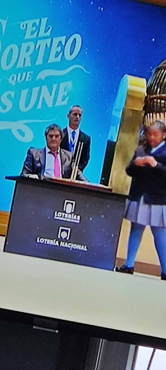 Monchoes007's tweet photo. La decadencia en el sorteo, ¿Acaba de llegar este tío de un after? #loteriadenavidad https://t.co/5TOkVwRa0L