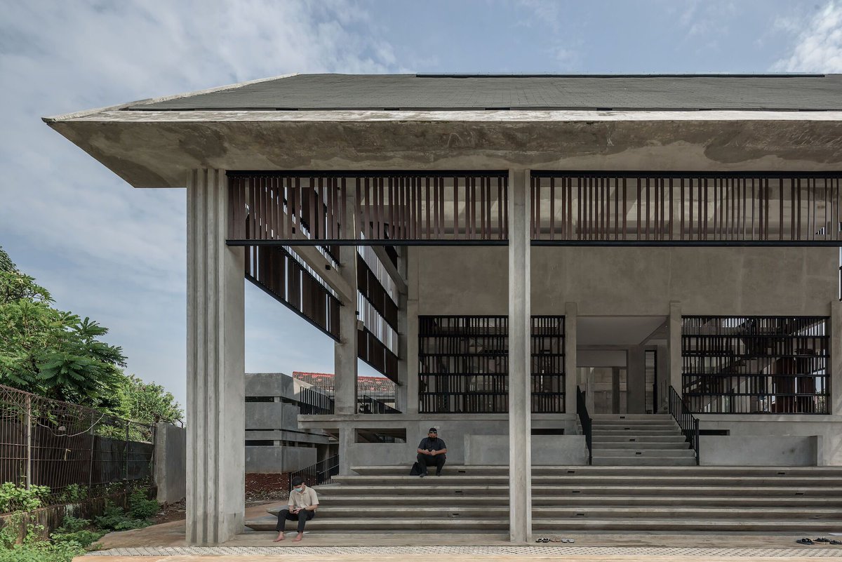 Archello's tweet image. Masjid Jami&apos; Al-Hurriyah blends modern design with tradition, featuring a skylit roof, synthetic wood grilles for shading, and open, fenceless spaces for community use.
buff.ly/4gtijsp

#SustainableDesign #InclusiveArchitecture #ModernMosque