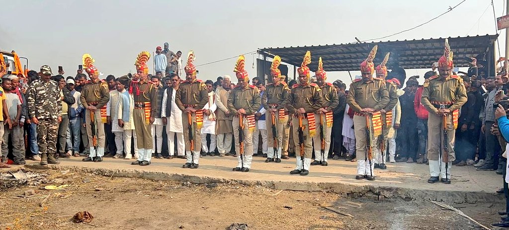 SSB_INDIA's tweet photo. We deeply mourn the loss of Ct (KS) Akhilesh Gupta, 69th Bn who passed away in a tragic accident near Zuluk, Sikkim, on 20/12/2024. His last rites were held with full honors in his hometown, Pidhwal, Mau (UP).
DG SSB &amp; the force stand with his family during this difficult time. https://t.co/ut3oinLSb8